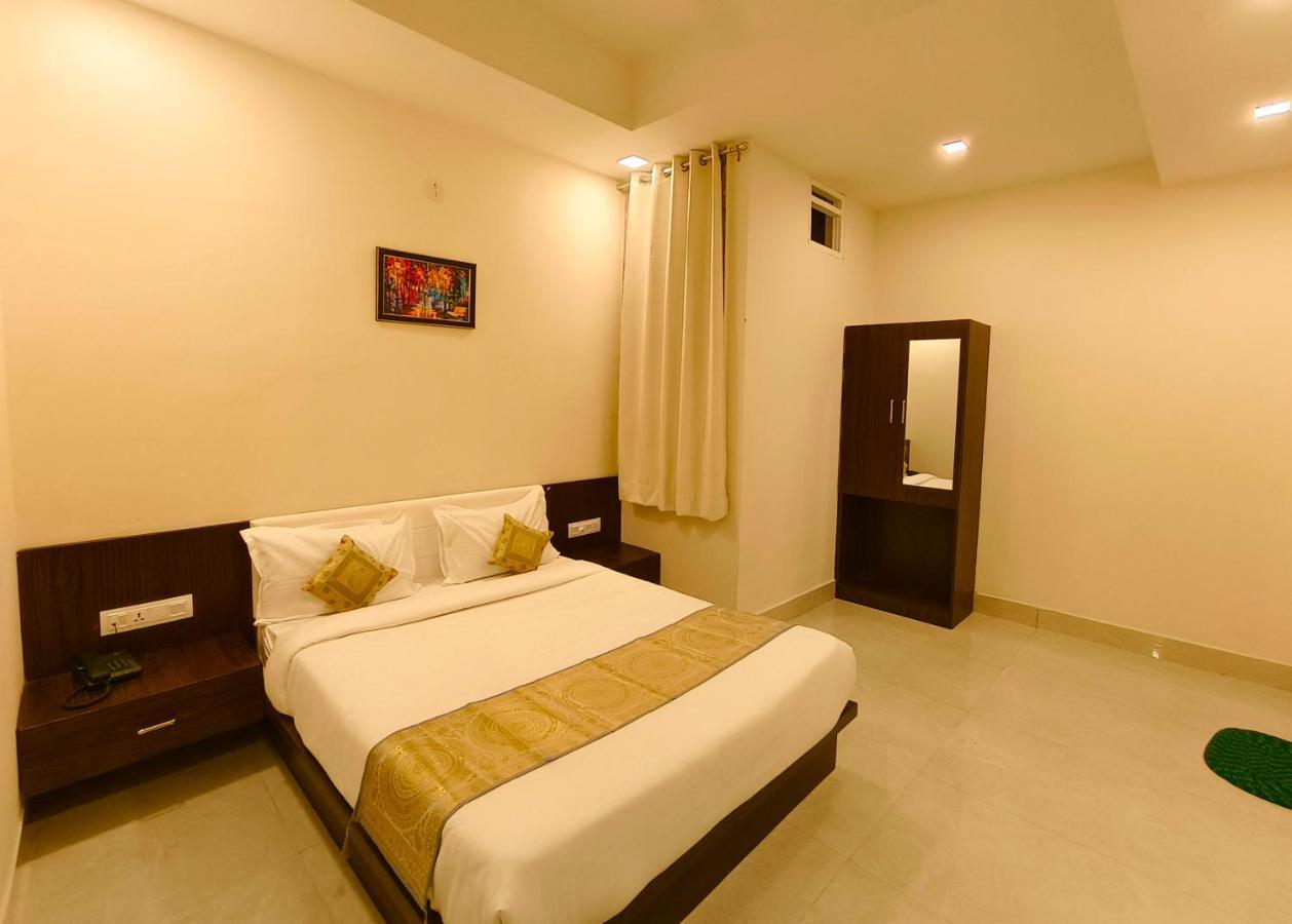 Hotel Veer Palace Near Udaipole Удайпур Екстериор снимка